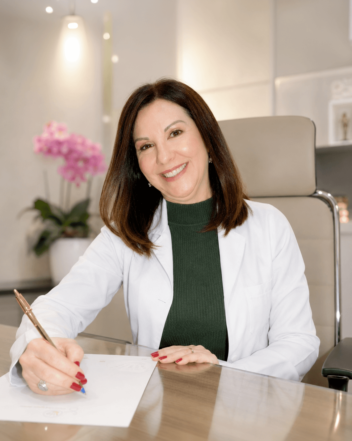 Dra. Adriana Rosa em seu consultório, durante o atendimento.